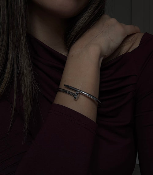 Pulsera de clavos de plata