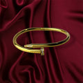 Pulsera de uñas doradas con diamantes de imitación